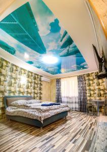 ヘルソンにあるSEA SKY 2019 Newのベッドルーム1室(ベッド1台付)が備わります。天井に絵画が飾られています。