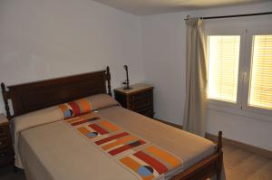 1 dormitorio con cama y ventana en Can Valleta, en Bot