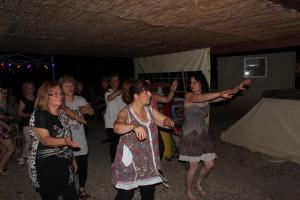 un grupo de personas bailando en una fiesta en Camping de la Chapelette en Saint-Martin-de-Crau