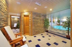 Bazén v ubytování Hotel Spindlerova Bouda nebo v jeho okolí