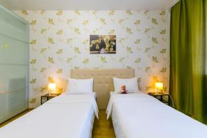 ポドリスクにあるDobrye Sutki - Komandirovka 6+の緑のカーテンが備わる客室のベッド2台