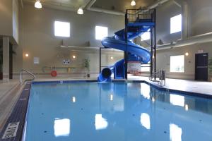 Bazén v ubytování Pomeroy Inn and Suites Dawson Creek nebo v jeho okolí