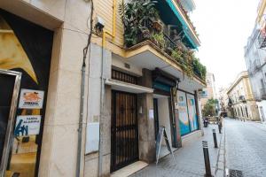 ein Gebäude am Straßenrand in der Unterkunft Apartamento Alameda in Sevilla