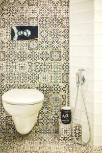 La salle de bains est pourvue de toilettes et d'un mur carrelé. dans l'établissement Sunny studio on ulica Lyuben Karavelov, à Sofia