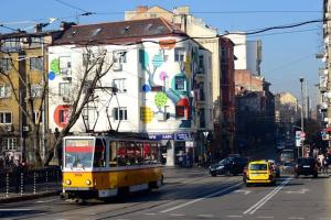 un chariot jaune conduisant dans une rue de la ville dans l'établissement Sunny studio on ulica Lyuben Karavelov, à Sofia