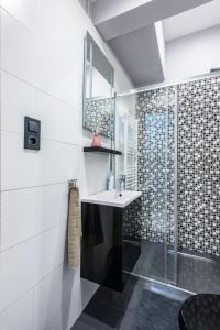 y baño con lavabo y ducha. en Center,The Rumbach suite, en Budapest