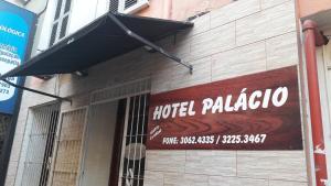 una señal de palapa de hotel en el lateral de un edificio en Hotel Palácio - Próx ao Hospital Santa Casa, en Porto Alegre