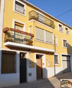 un edificio amarillo con 2 balcones en una calle en Can Valleta en Bot