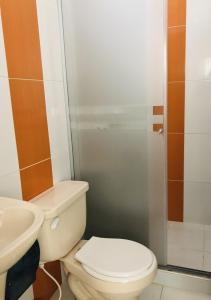 uma casa de banho com um WC, um lavatório e um chuveiro em Hotel Center Plaza Plus em Cúcuta