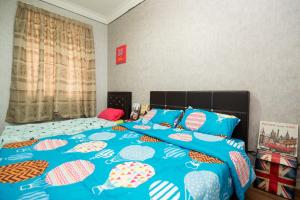 1 dormitorio con 2 camas con sombrillas en Skudai Homestay Pulai Perdana near UTM JPO and Taman Universiti en Kampung Kangkar Pulai
