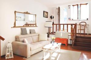ein Wohnzimmer mit einem Sofa und einem Tisch in der Unterkunft Appartamento San Simone in Castiglione della Pescaia
