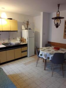 Kuchyňa alebo kuchynka v ubytovaní Heart of Vis and Kut area Apartman Romandic + 2 fotografie