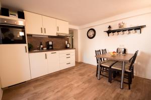 a kitchen and dining room with a table and chairs at Ferienwohnung SEA in Vogelsang