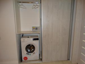 a washer and dryer in a small room at Oni Venus Apartament in Cluj-Napoca