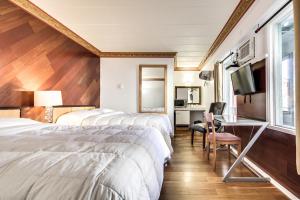 TV a/nebo společenská místnost v ubytování Motel Bellefeuille + 30 fotografií