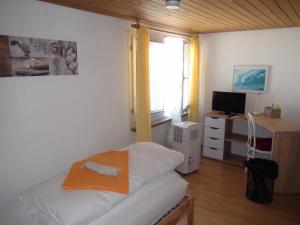 Camera con letto, scrivania e finestra. di Freihof Embrach a Embrach Altre 8 foto