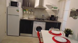 Kuchyňa alebo kuchynka v ubytovaní Apartamento Moriones A. A150 m del mar en centro de ciudad