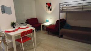 Posezení v ubytování Apartamento Moriones A. A150 m del mar en centro de ciudad