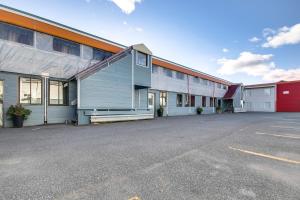 une rangée de bâtiments dans un parking dans l'établissement Motel Bellefeuille, à Trois-Rivières