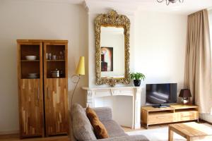 TV a/nebo společenská místnost v ubytování Amsterdam Jewel Canal Apartments