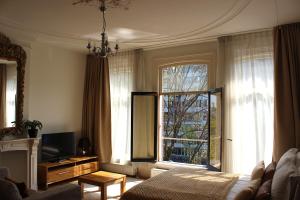 TV a/nebo společenská místnost v ubytování Amsterdam Jewel Canal Apartments