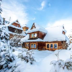 a log cabin covered in snow at Figusówka in Zakopane