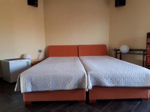 Tempat tidur dalam kamar di Kertvárosi Apartman