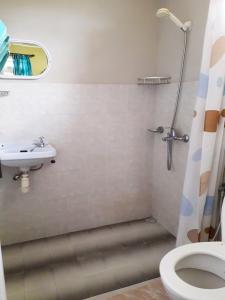 格蘭貝伊的住宿－森特維爾公寓式酒店，一间带卫生间和水槽的浴室