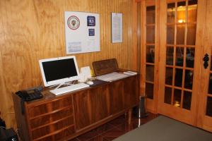 una oficina con un escritorio con un ordenador. en Hostal Internacional, en Valdivia