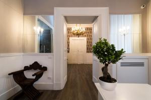 un corridoio con una pianta in vaso in una stanza di Foro Carolino S&B a Napoli