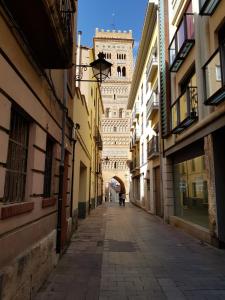 an empty street with the leaning tower of pisa at Apartamento turístico Amantes in Teruel