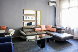 een woonkamer met een bank en een tafel bij Hearth of Belgrade apartment in Belgrado