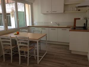 Una cocina con una mesa y sillas en una habitación. en 6A, en Aviñón 6 fotos más