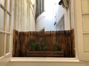 una finestra con una recinzione di legno con piante all’interno di Antiguo departamento con excelente ubicación a Buenos Aires