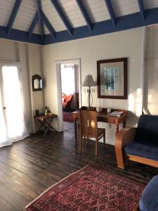 uma sala de estar com um sofá e uma mesa em Breeze Cottage em Five Islands Village