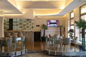 Hotel International Prishtina & Spa tesisinde bir restoran veya yemek mekanı