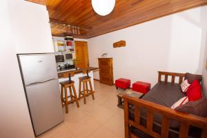 sala de estar con nevera y cocina en Departamento céntrico San Martín de los Andes en San Martín de los Andes