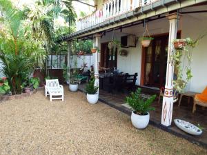 Eine Veranda eines Hauses mit einem Haufen Pflanzen in der Unterkunft Angel Villa in Beruwala