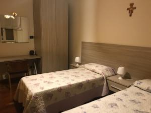 Postel nebo postele na pokoji v ubytování B&B Domus Benedicta