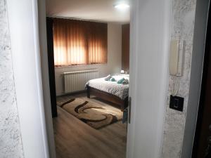 Postel nebo postele na pokoji v ubytování Kristal Apartmani