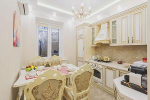 モスクワにあるGMApartments luxury flat New Arbatのキッチン(テーブル、椅子付)