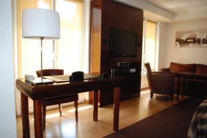 TV a/nebo společenská místnost v ubytování Hôtel Ariane & SPA