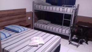 Двухъярусная кровать или двухъярусные кровати в номере Hotel Michel