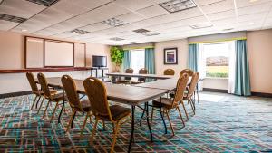 una sala de conferencias con mesa y sillas en Quality Inn & Suites en Burkburnett