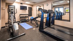 Quality Inn & Suites في Burkburnett: صالة ألعاب رياضية مع أجهزةالجري والألات الاوبتكال