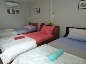 Rúm í herbergi á Oui Kaew Homestay