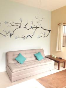 sala de estar con sofá y mural en el árbol en Tony'd Studio, en Puerto Vallarta