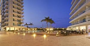 a resort with a swimming pool and a building at Apartamentos en Morros Cartagena in Cartagena de Indias