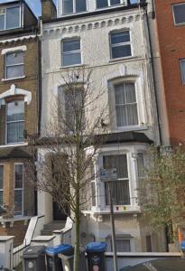ロンドンにあるSt Julian’s Road Apartmentのレンガ造りの古い建物