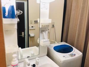 ein Badezimmer mit Toilette und Spiegel in der Unterkunft Mori de house in kobe 2 in Kōbe + 29 Fotos